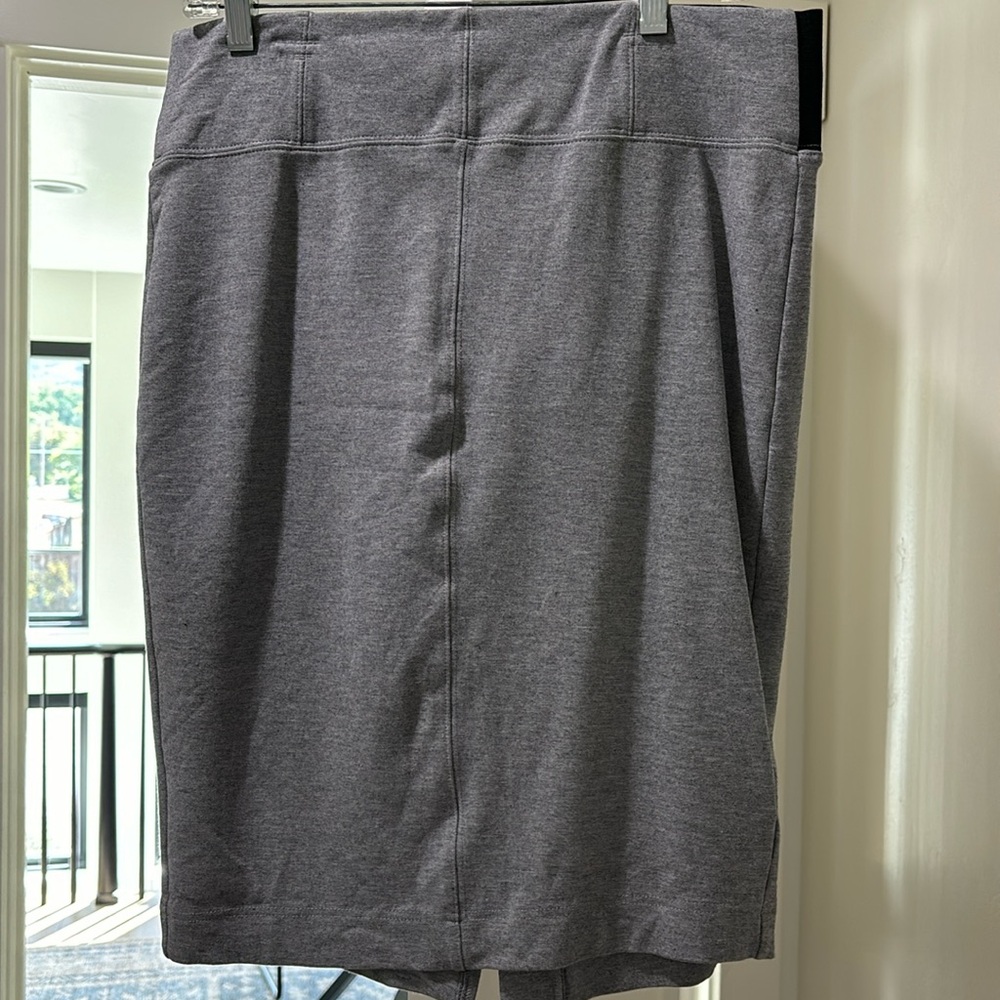 Knee length stretch gray pencil skirt.